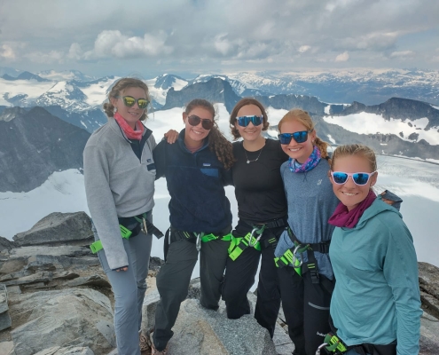 girls-summit-galdhopiggen-norway girls-summit-galdhopiggen-norway