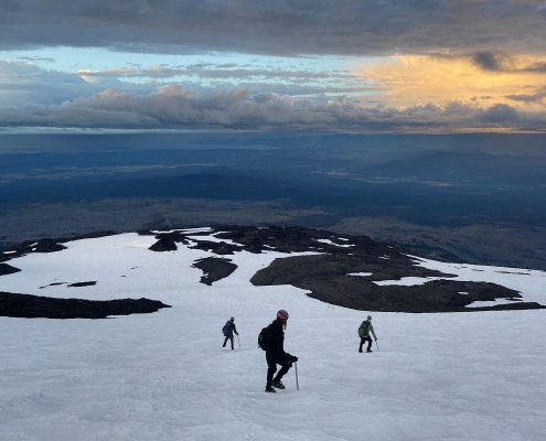 leadership-summit-teens-hiking-on-mount-adams-at-sunrise leadership-summit-teens-hiking-on-mount-adams-at-sunrise