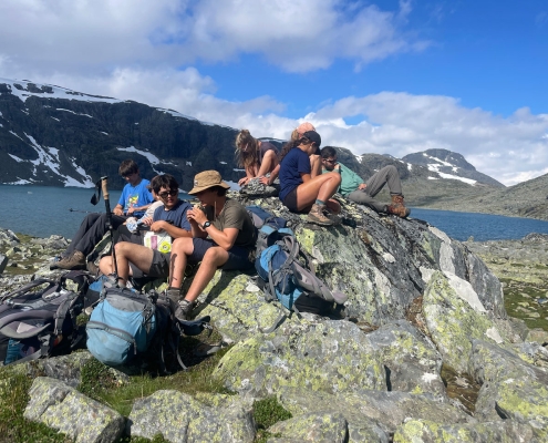 norway-expedition-teens-eating-lunch-while-hiking norway-expedition-teens-eating-lunch-while-hiking