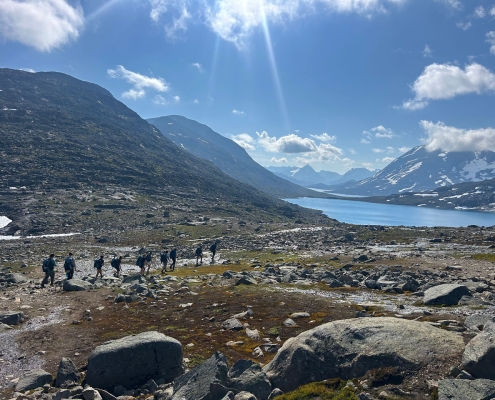 norway-expedition-teens-hiking-in-national-park norway-expedition-teens-hiking-in-national-park
