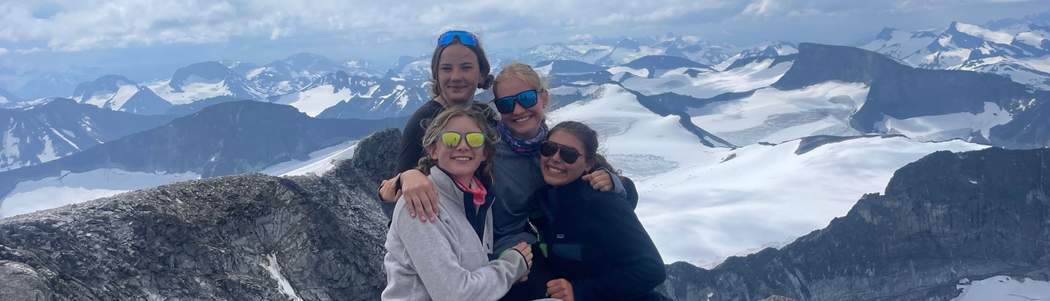 norway-galdhopiggen-summit-girls